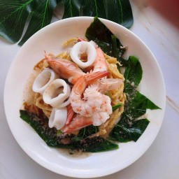 หมี่กระเฉด คั่วไก่ ราดหน้า by พันหยก เพิ่มสิน