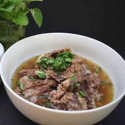 ต้มเล้งแซ่บ สูตรพิเศษของร้าน ใช้น้ำซุปก๋วยเตี๋ยวที่เข้มข้นอร่อยล้ำ จึงมีความอร่อ
