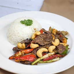 เนื้อผัดพริกไทยดำราดข้าว