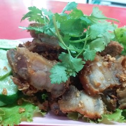 หมูกรอบทอดกระเทียม