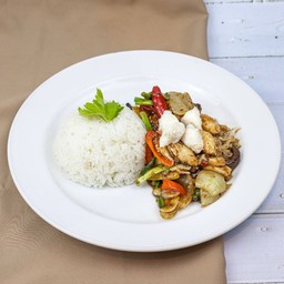 เนื้อปูก้อนผัดพริกไทยดำราดข้าว