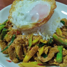เนื้อโคขุนผัดพริกแกงใต้ราดข้าว + ไข่ดาว