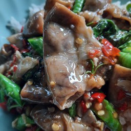 กะเพราใส้ หมูราดข้าว