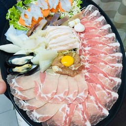 เป็นเมนูที่ได้ทั้งเนื้อหมูและอาหารทะเล สั่งเพิ่มคู่กับชุดผัก เพิ่มเส้นอูด้งอีกที