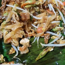 ผัดไทยที่เราแบ่งมาทานกับแม่