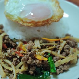 เนื้อโคขุนผัดหน่อไม้ราดข้าว + ไข่ดาว