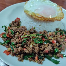 กระเพราเนื้อโคขุนราดข้าว + ไข่ดาว