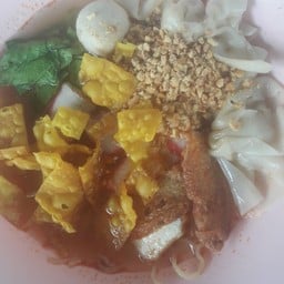 ชาย 4 บะหมีเกี๊ยว เทศบาล 5  by พี่โอ๋