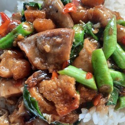 กะเพรา   หมูกรอบ ใส้หมู ราดข้าว