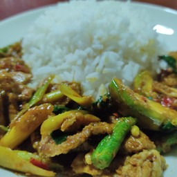 เนื้อโคขุนผัดพริกแกงใต้ราดข้าว