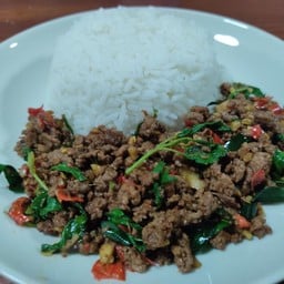 เนื้อโคขุนผัดกระเพราราดข้าว