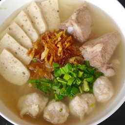 ก๋วยจั๊บเส้นสดซี่โครง