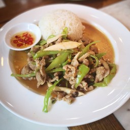 พริกหยวกเนื้อชิ้นราดข้าวไข่ดาว