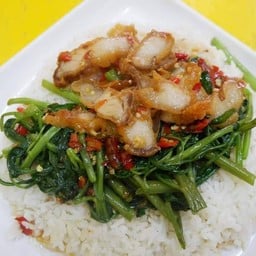 ผัดผักบุ้งหมูกรอบ