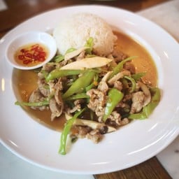 พริกหยวกหมูสับราดข้าว