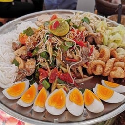 คุณหลุยส์ส้มตำจิ้มจุ่มแบรนด์เนม
