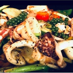 ข้าว ปลาหมึกผัดพริกไทดำ