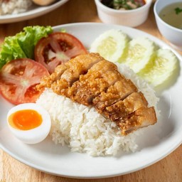 ข้าวแห้งหมูกรอบ ไข่มะตูม