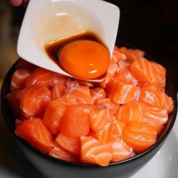ข้าวหน้าแซลมอนหั่นเต๋า แถมไข่ดอง