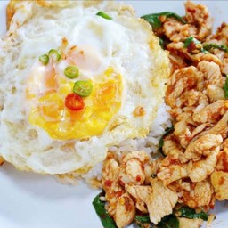 กะเพราไก่+ไข่ดาวราดข้าว