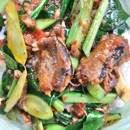 คะน้าปลากระป๋องราดข้าว