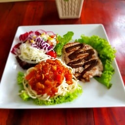 สเต็กหมูสปาเก็ตตี้ซอสไก่