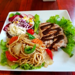 สเต็กหมูสปาเก็ตตี้ผัดพริกไทยดำ