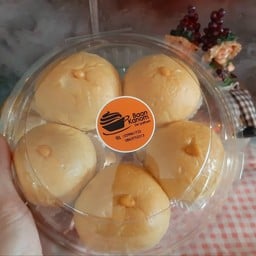 ขนมปังสังขยาไส้ทะลักชาไทย