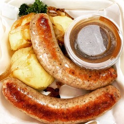 ไส้กรอกหมูคัมเบอร์แลนด์กับมันบด เสิร์ฟพร้อมเกรวี่หอมใหญ่