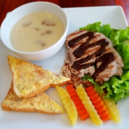 สเต็กหมูขนมปังซุบครีมเห็ดเเชม์ปิญอง