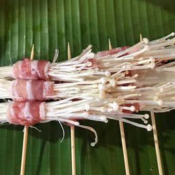 หมูสามชั้นพันเห็ดเข็มทอง