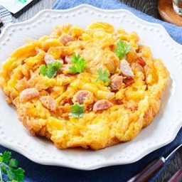 ไข่เจียวแหนม ราดข้าว