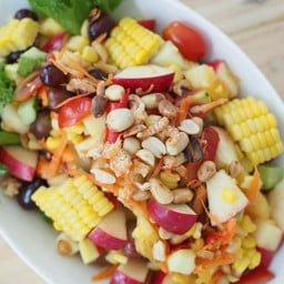 ตำผลไม้ตามฤดูกาล ที่มีรสชาดเปรี้ยวอมหวาน กลมกล่อมอย่างลงตัว หอมกรุ่นถั่วลิสงคั่ว