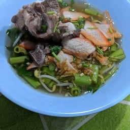 ชาย5ขาหมู ชายสี่บะหมี่เกี๊ยว