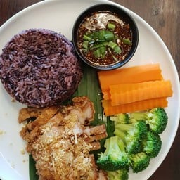 ข้าวหมูสามชั้นทอดกับแจ่วมะขาม