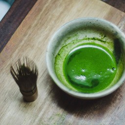 มัทฉะลาเต้พรีเมี่ยมร้อน