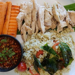 ข้าวผัดซอสเพสโต้ไก่ย่างแจ่วฟักทอง