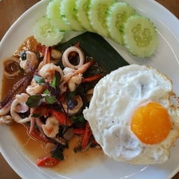 ข้าวราดผัดกะเพราซีฟู้ดกับไข่ดาว