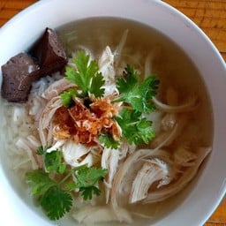 นโมข้าวมันไก่ก๋วยเตี๋ยวไก่