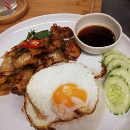 ข้าวราดหมูสามชั้นผัดพริกเผาไข่ดาว