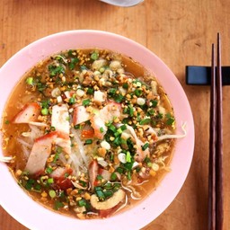 เส้นเล็กหมูแดงต้มยำ