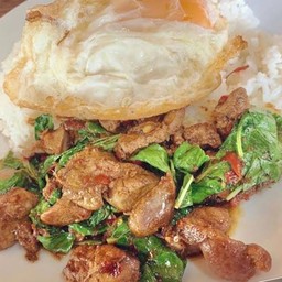 กะเพราเครื่องในไก่+ไข่ดาวราดข้าว