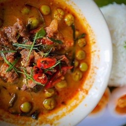 ข้าวพะแนงเนื้อ+ไข่ยางมะตูม