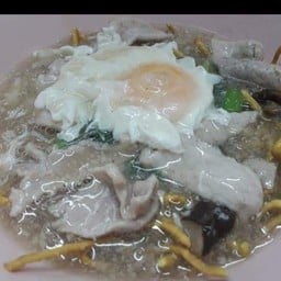 ราดหน้าหมี่กรอบหมูไข่ในน้ำ