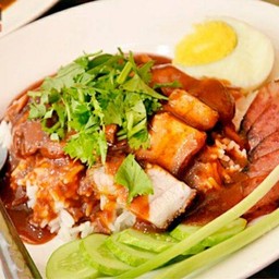 ข้าวหมูแดง-หมูกรอบแม่มณี