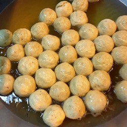 ลูกชิ้นหมูสุโขทัย (ศาลปุู่ดำ)