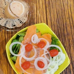 สลัดแซลมอนรมควัน