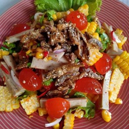 ยำข้าวโพดหมูยอไข่แดงเค็ม