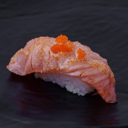 ซูชิแซลมอนไข่กุ้งมาโย