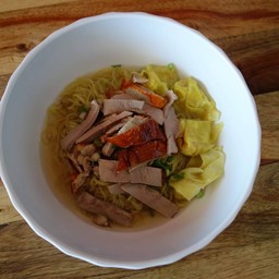 ครัวบ็อบบี้ บะหมี่เป็ดย่าง หมูแดง หมูกรอบ